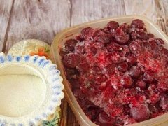 Замороженная вишня и сахар